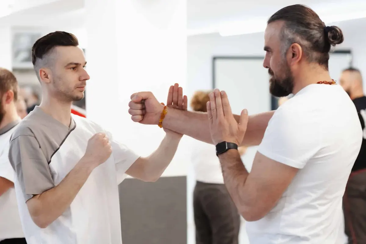 Schüler übt im Erwachsenentraining eine Handtechnik mit seinem Partner