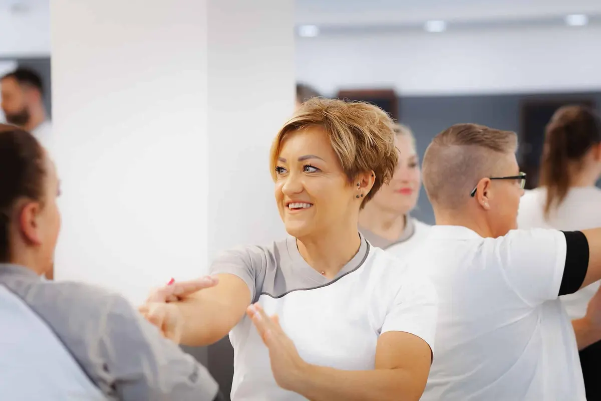 Schülerin lacht während einer Partnerübung