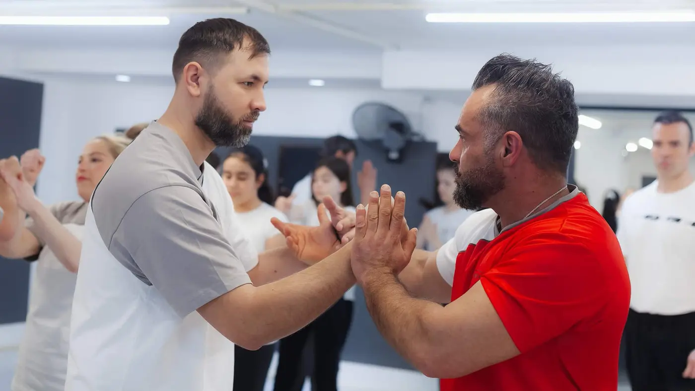 Master Kaan Firat bei einer Chi-Sao-Partnerübung mit einem Schüler